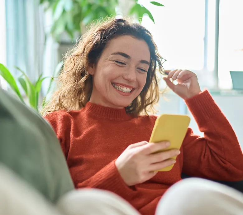 Cliente de CreaEnergia contratando luz barata online desde el móvil, con tarifa verde certificada y sin permanencia